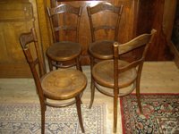 Bild des folgenden Artikels: 2 Kaffeehaussthle